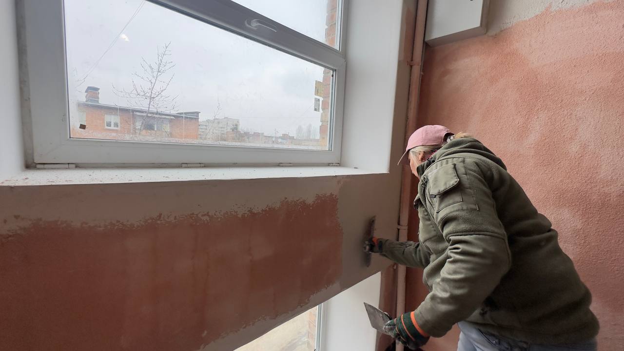 Новини Харкова: на проспекті Любові Малої триває капремонт пошкодженого обстрілами будинку